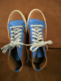 Leren sneakers die passen bij de blauw/bruine tassen