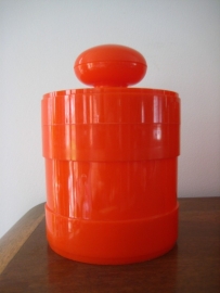 Voorraadpotten in oranje plastic