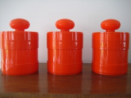 Voorraadpotten in oranje plastic