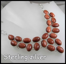 Ketting met edelsteen in zilver gezet