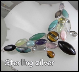 Ketting met edelsteen in zilver gezet