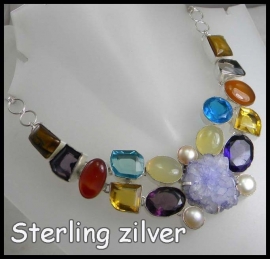 Ketting met edelsteen in zilver gezet