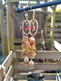 Brocante oorhangers in goud en bordeaux