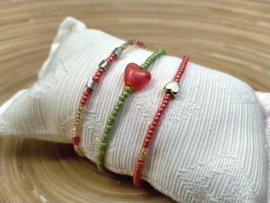 Drie delig setje Miyuki armbandjes in zachtgroen/tomaatrood en goud