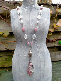 Lange roze en transparante gekettelde ketting