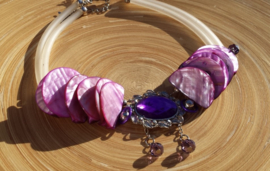 Ketting van paarse schelpkralen
