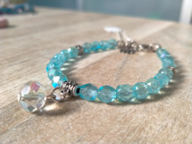 Zachtblauw glaskralen armbandje met rondel