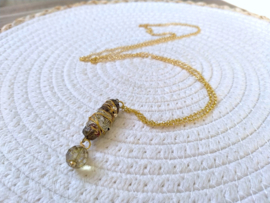 Goudkleurige ketting met kleine brocante kraal