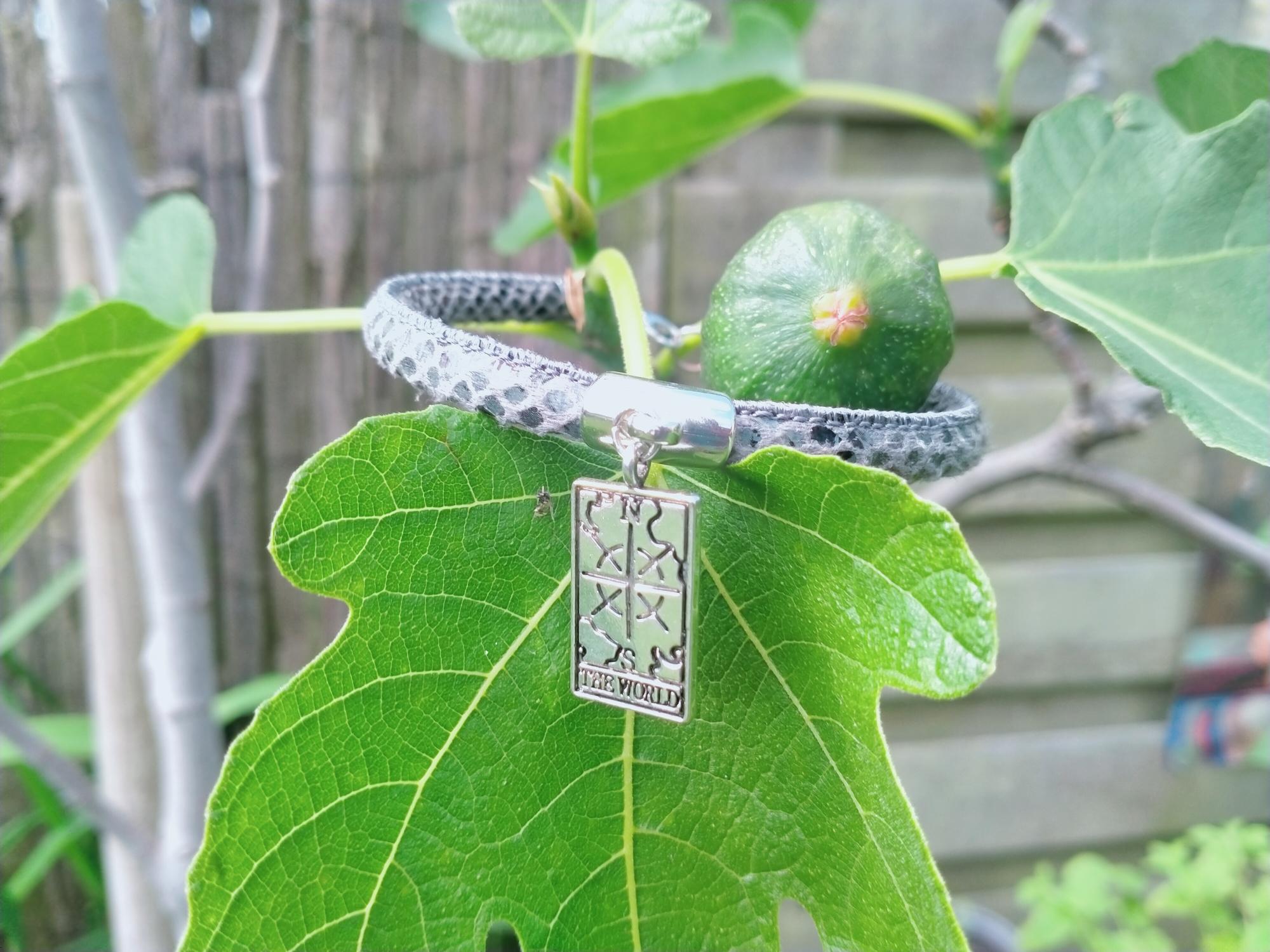 Grijze heren armband van gestikt imitatieleer