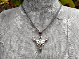 Grijs suede ketting met skull/koeienschedel