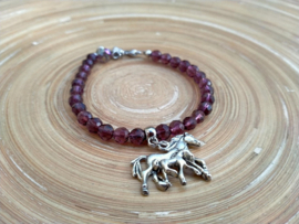 Aubergine kleurig armbandje met paardenbedel en glaskralen