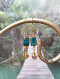 Turquoise/goudkleurige oorbellen met Tsjechische glaskralen