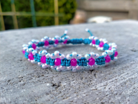 Bloemen armbandje in blauw, wit en fuchsia