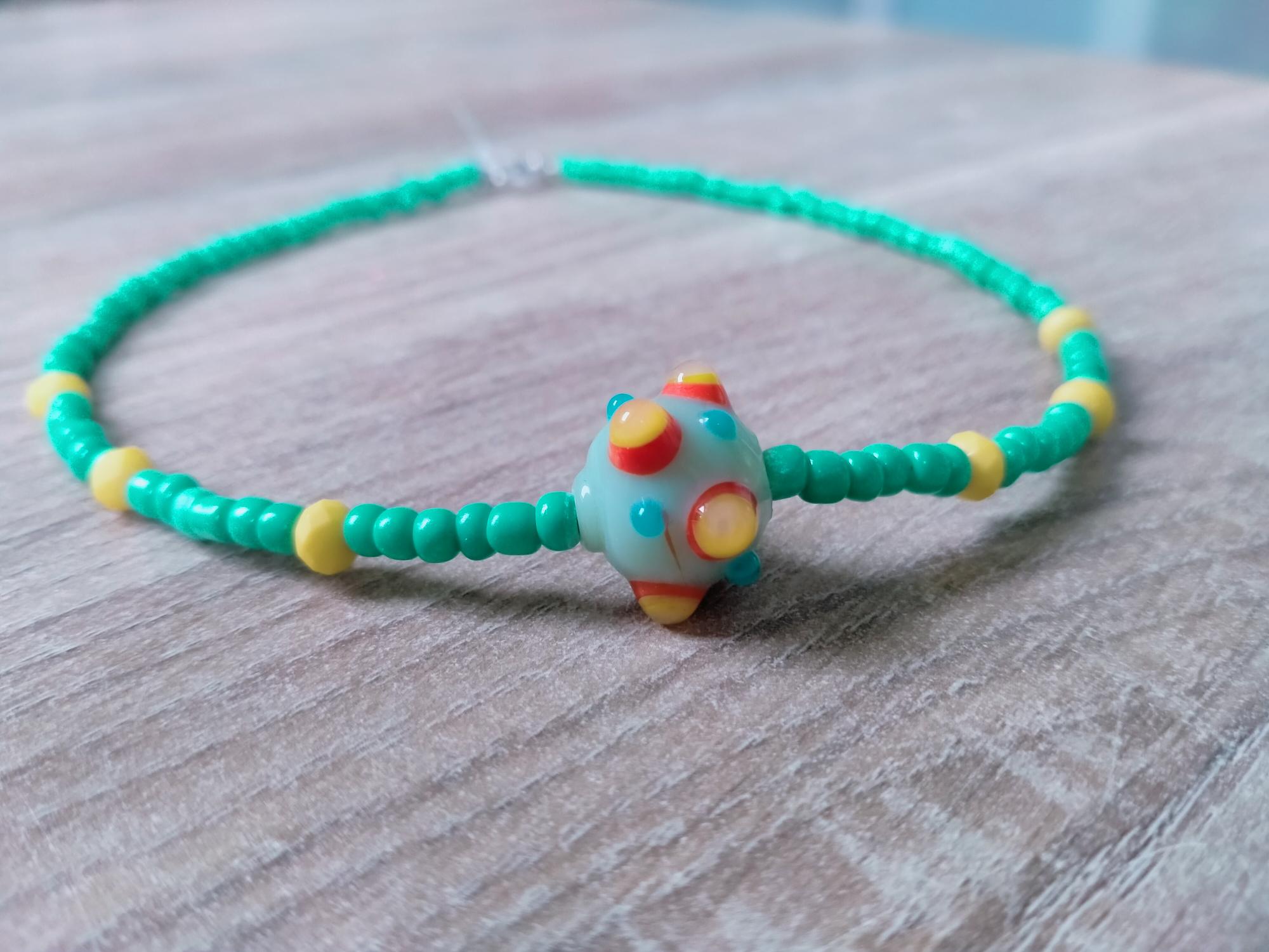Zachtgroene Choker met gele accenten