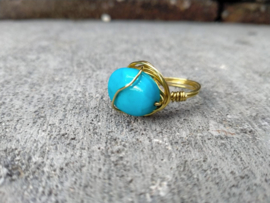 Goudkleurige copper wire ring met turquoise keramiek kraal. Ringmaat 17.5