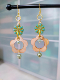 Bohemian bloem oorbellen met schelp kralen