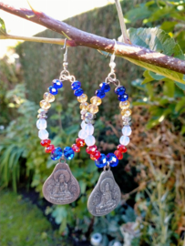 Oorbellen met glas bicones en budda bedels in oud zilver