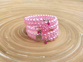 Wire bracelet met roze acryl parels met 5 windingen 