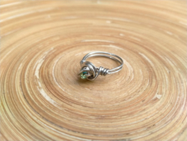 Zilverkleurige copper wire ring met groene strass. Ringmaat 17