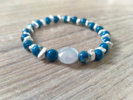 Kralen armband in blauw en wit op elastiek