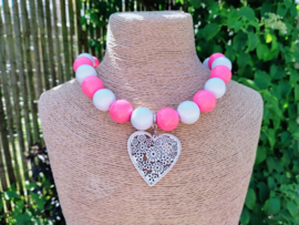Korte roze met witte kralen ketting met harthanger