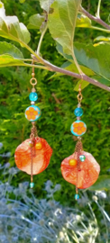 Turquoise/oranje oorbellen met fimo bloemkralen