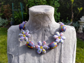 Korte lila/paarse bloemketting