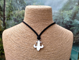 Heren ketting met suede veter en een Fleur de Lis Symbool hangertje