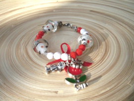Kinderarmbandje met rood en witte paddestoel kralen