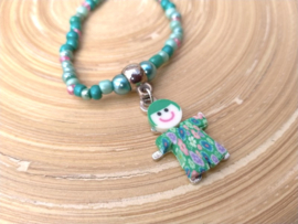 Groene ketting met fimo poppetjes hanger op elastiek