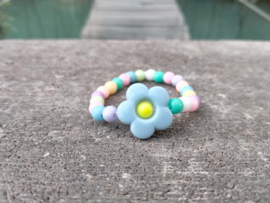 Pastel kinderarmbandje met blauwe bloemkraal