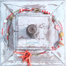 Oranje met witte schelpenketting met acryl koraal