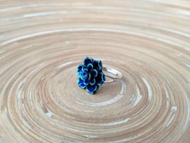 Zilverkleurige ring met diepblauw/groene cabochon. Ringmaat 17