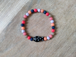 Trendy armbandje met zwarte viskraal van keramiek