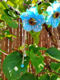 Blauwe bloemen haarband met kralen kettinkjes