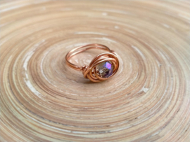 Koperkleurige copper wire ring met glas rondel in paars/zilver. Ringmaat 19