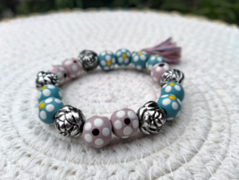 Houten armband met roze en blauwe dot kralen