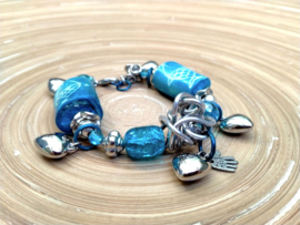 Turquoise armband met bonekralen