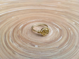 Goudkleurige copper wire ring gedraaid klein. Ringmaat 19