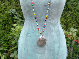 Lange Ibiza ketting met grote metallook vis hanger