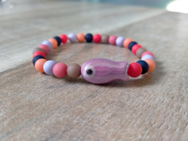 Trendy armbandje met lila viskraal van keramiek
