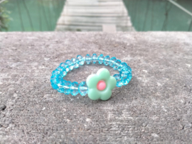 Blauw kinderarmbandje met turquoise bloem met roze hart