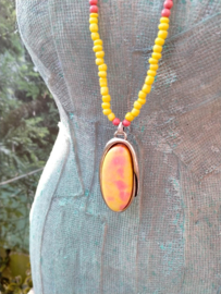 Dubbele halflange geel met tomaten rode ketting