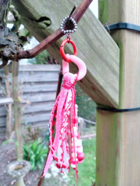 Tashangertje in roze en rode kleuren