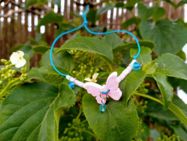 Blauw enkelbandje met roze vlinder en glaskralen