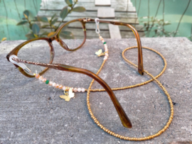 Goudkleurig brillenkoordje met facet geslepen rondellen en filigraan vlinders