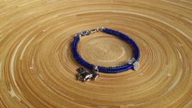 Blauw armbandje met paardje en vlinder