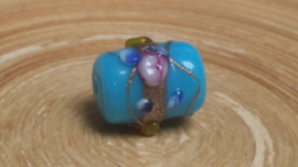 Blauwe lampwork glaskraal met bloemetjes