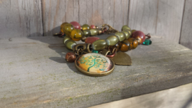 Bruin met groene armband in Buddha style