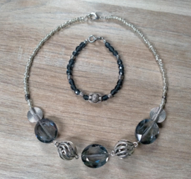 Grijze ketting met grote platte facet geslepen glaskralen